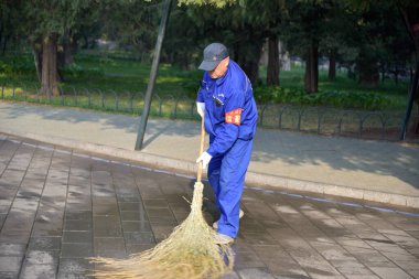 Cennetin Tapınağı Parkı 'ndaki bahçıvan, 21 Nisan 2024' te Pekin, Çin 'in en ünlü simgelerinden biri.