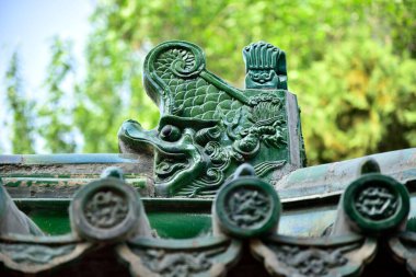 Çin 'in başkenti Pekin' deki Ming hanedanı sırasında 1530 yılında inşa edilen Dünya Tapınağı 'nın çatı süslemesi (Ditan Temple).