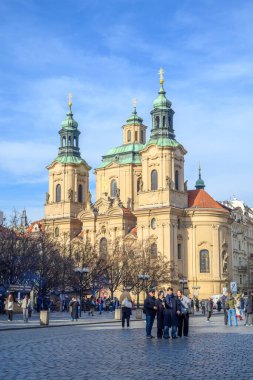 30 Ocak 2025 'te Çek Cumhuriyeti' nin başkenti Prag 'ın eski kent merkezindeki tarihi meydanı Staromestske namesti' yi ziyaret eden turistler