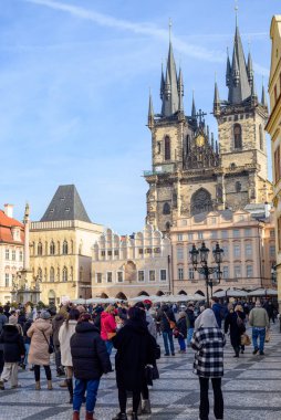 30 Ocak 2025 'te Çek Cumhuriyeti' nin başkenti Prag 'ın eski kent merkezindeki tarihi meydanı Staromestske namesti' yi ziyaret eden turistler