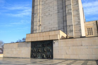 Çek Cumhuriyeti Prag 'ın Zizkov ilçesindeki Vitkov Tepesi Ulusal Anıtı' ndaki bronz kapıların ayrıntıları 3 Şubat 2025