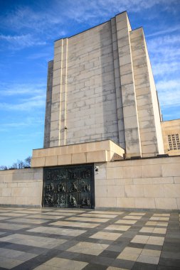 Çek Cumhuriyeti Prag 'ın Zizkov ilçesindeki Vitkov Tepesi Ulusal Anıtı' ndaki bronz kapıların ayrıntıları 3 Şubat 2025