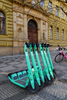 Çek Cumhuriyeti 'nin başkenti Prag' ın tarihi merkezine 4 Şubat 2025 'te park edilmiş Bolt elektrikli scooterlar.