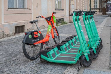 Çek Cumhuriyeti 'nin başkenti Prag' ın tarihi merkezine 3 Temmuz 2024 'te park edilmiş Bolt elektrikli scooterlar.