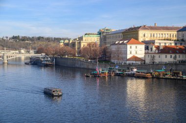 30 Ocak 2025 'te Çek Cumhuriyeti' nin başkenti Prag 'daki Vltava nehrinde turistler için tekne gezisi, popüler bir gezi biçimi