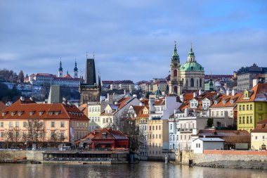 Vltava Nehri ve Mala Strana, Çek Cumhuriyeti Prag 'ın büyüleyici tarihi bölgesi, 13 Ocak 2025