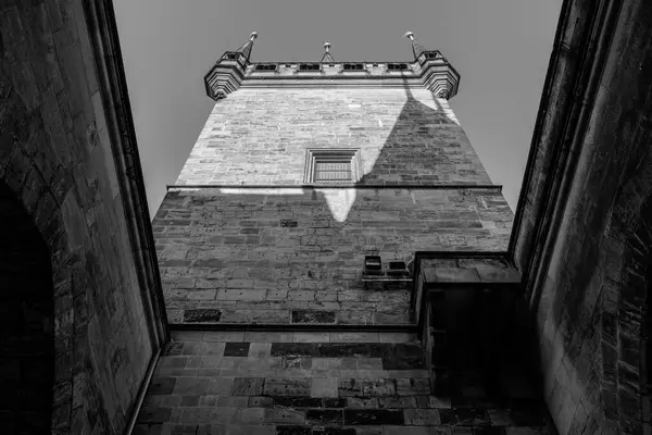 Mala Strana Köprüsü Kulesi (Malostranska mostecka vez), Prag 'daki Charles Köprüsü' ndeki gotik geçit kulesi.