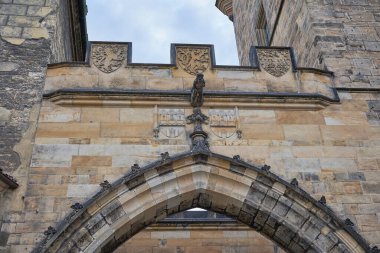 Mala Strana Köprüsü Kulesi (Malostranska mostecka vez), Prag 'daki Charles Köprüsü' ndeki gotik geçit kulesi.