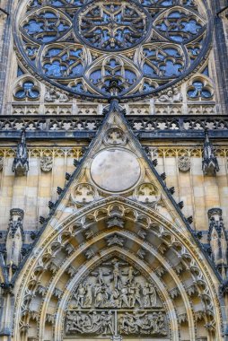 Çek Cumhuriyeti Prag 'daki Prag Şatosu kompleksindeki St. Vitus Metropolitan Katolik Katedrali cephesinin mimari detayları 7 Şubat 2025