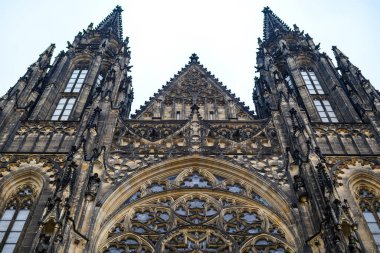 Çek Cumhuriyeti Prag 'daki Prag Şatosu kompleksindeki St. Vitus Metropolitan Katolik Katedrali cephesinin mimari detayları 7 Şubat 2025