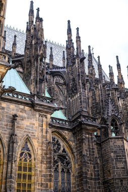 Çek Cumhuriyeti Prag 'daki Prag Şatosu kompleksindeki St. Vitus Metropolitan Katolik Katedrali cephesinin mimari detayları 7 Şubat 2025