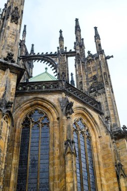 Çek Cumhuriyeti Prag 'daki Prag Şatosu kompleksindeki St. Vitus Metropolitan Katolik Katedrali cephesinin mimari detayları 7 Şubat 2025