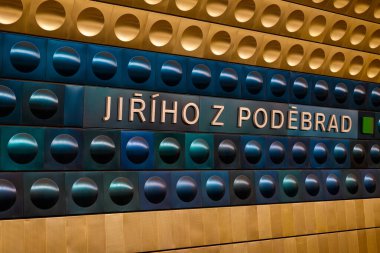 Jiriho z Podebrad metro istasyonu, 7 Şubat 2025 tarihinde Çek Cumhuriyeti 'nin başkenti Prag' da, modern renkli alüminyum panellerle dekore edilmiştir.