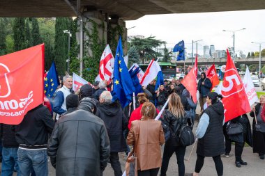 20 Ekim 2024 'te Gürcistan' ın başkenti Tiflis 'teki Liberty Square' de Avrupa Birliği entegrasyonu ve üyeliğini destekleyen gösteriler için yürüyüş
