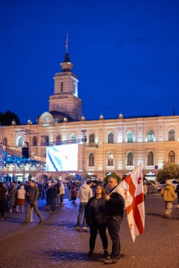 20 Ekim 2024 'te Gürcistan' ın başkenti Tiflis 'teki Liberty Square' de Avrupa Birliği entegrasyonu ve üyeliğini destekleyen gösteriler için yürüyüş