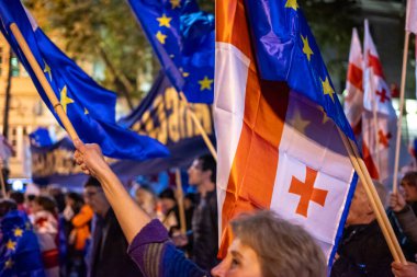 20 Ekim 2024 'te Gürcistan' ın başkenti Tiflis 'teki Liberty Square' de Avrupa Birliği entegrasyonu ve üyeliğini destekleyen gösteriler için yürüyüş