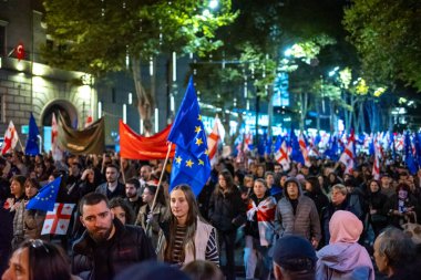 20 Ekim 2024 'te Gürcistan' ın başkenti Tiflis 'teki Liberty Square' de Avrupa Birliği entegrasyonu ve üyeliğini destekleyen gösteriler için yürüyüş