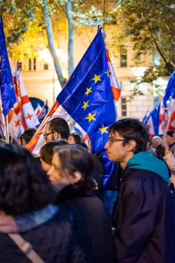 20 Ekim 2024 'te Gürcistan' ın başkenti Tiflis 'teki Liberty Square' de Avrupa Birliği entegrasyonu ve üyeliğini destekleyen gösteriler için yürüyüş