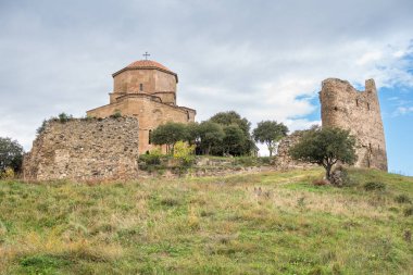19 Ekim 2024 'te Gürcistan' ın Tiflis kenti yakınlarındaki Jvari Manastırı, Gürcistan Ortodoks Manastırı ve UNESCO Dünya Mirası