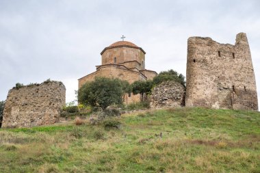 19 Ekim 2024 'te Gürcistan' ın Tiflis kenti yakınlarındaki Jvari Manastırı, Gürcistan Ortodoks Manastırı ve UNESCO Dünya Mirası