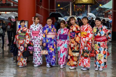 19 Ekim 2017 tarihinde Japonya 'nın Asakusa kentindeki Senso-ji (Asakusa Kannon Tapınağı) antik Budist tapınağını ziyaret eden turistler