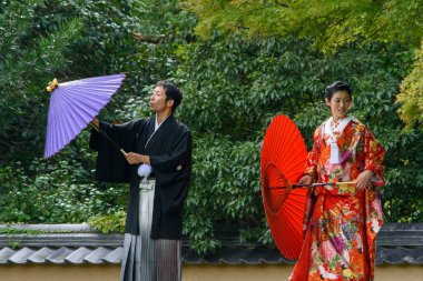 Geleneksel Japon elbiseli kadın ve erkek 9 Ekim 2017 'de Japonya' daki Nara parkında.