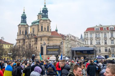Rusya 'nın işgalinin üçüncü yıldönümünde Çek Cumhuriyeti' nin Prag kentindeki Old Town Square 'de 23 Şubat 2025' te Ukrayna 'ya destek için toplanın.