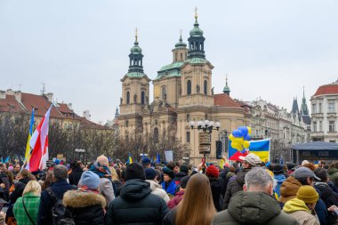 Rusya 'nın işgalinin üçüncü yıldönümünde Çek Cumhuriyeti' nin Prag kentindeki Old Town Square 'de 23 Şubat 2025' te Ukrayna 'ya destek için toplanın.