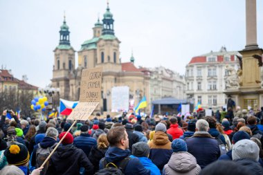 Rusya 'nın işgalinin üçüncü yıldönümünde Çek Cumhuriyeti' nin Prag kentindeki Old Town Square 'de 23 Şubat 2025' te Ukrayna 'ya destek için toplanın.