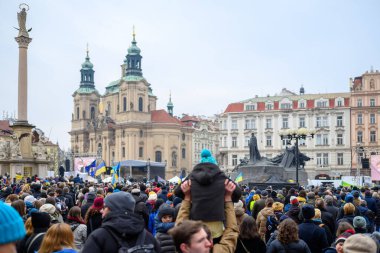Rusya 'nın işgalinin üçüncü yıldönümünde Çek Cumhuriyeti' nin Prag kentindeki Old Town Square 'de 23 Şubat 2025' te Ukrayna 'ya destek için toplanın.