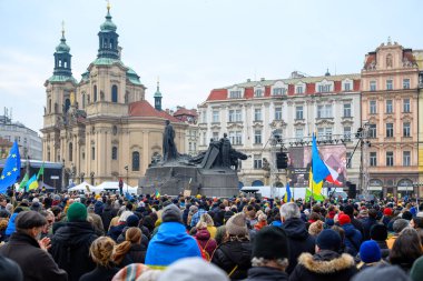 Rusya 'nın işgalinin üçüncü yıldönümünde Çek Cumhuriyeti' nin Prag kentindeki Old Town Square 'de 23 Şubat 2025' te Ukrayna 'ya destek için toplanın.