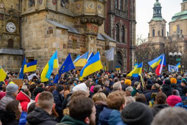 Rusya 'nın işgalinin üçüncü yıldönümünde Çek Cumhuriyeti' nin Prag kentindeki Old Town Square 'de 23 Şubat 2025' te Ukrayna 'ya destek için toplanın.