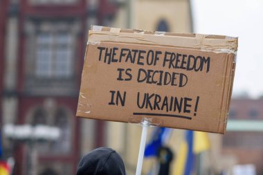 Rusya 'nın işgalinin üçüncü yıldönümünde Çek Cumhuriyeti' nin Prag kentindeki Old Town Square 'de 23 Şubat 2025' te Ukrayna 'ya destek için toplanın.