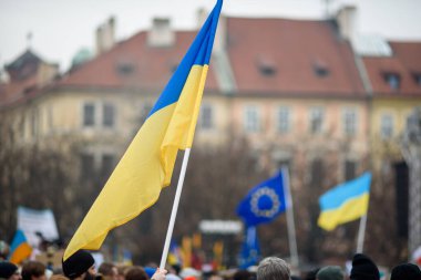 Rusya 'nın işgalinin üçüncü yıldönümünde Çek Cumhuriyeti' nin Prag kentindeki Old Town Square 'de 23 Şubat 2025' te Ukrayna 'ya destek için toplanın.