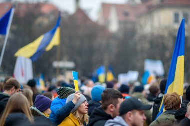 Rusya 'nın işgalinin üçüncü yıldönümünde Çek Cumhuriyeti' nin Prag kentindeki Old Town Square 'de 23 Şubat 2025' te Ukrayna 'ya destek için toplanın.