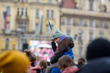 Rusya 'nın işgalinin üçüncü yıldönümünde Çek Cumhuriyeti' nin Prag kentindeki Old Town Square 'de 23 Şubat 2025' te Ukrayna 'ya destek için toplanın.