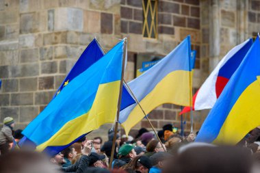 Rusya 'nın işgalinin üçüncü yıldönümünde Çek Cumhuriyeti' nin Prag kentindeki Old Town Square 'de 23 Şubat 2025' te Ukrayna 'ya destek için toplanın.