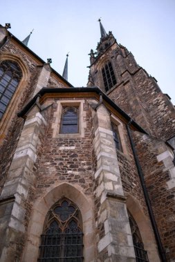 Çek Cumhuriyeti 'nin Brno, Güney Moravya bölgesindeki Petrov tepesinde 8 Şubat 2025 tarihinde yer alan Katolik katedrali Aziz Peter ve Paul Katedrali.