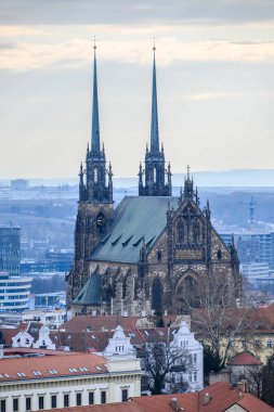 9 Şubat 2025 'te Çek Cumhuriyeti' nin Brno, Güney Moravya bölgesindeki Petrov tepesinde yer alan Katolik katedrali Aziz Peter ve Paul Katedrali