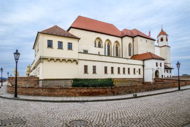 Spilberk Şatosu, 9 Şubat 2025 tarihinde Çek Cumhuriyeti 'nin Güney Moravya bölgesinin Brno şehir merkezindeki tarihi bir tepenin üzerindeki tarihi kale.