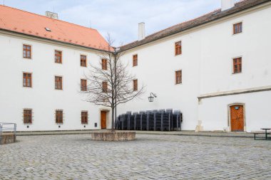 Spilberk Şatosu, 9 Şubat 2025 tarihinde Çek Cumhuriyeti 'nin Güney Moravya bölgesinin Brno şehir merkezindeki tarihi bir tepenin üzerindeki tarihi kale.