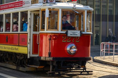 Çek Cumhuriyeti 'nin başkenti Prag' da 24 Şubat 2025 'te, 42 numaralı tarihi turizm hattı, kırmızı antika tramvay.