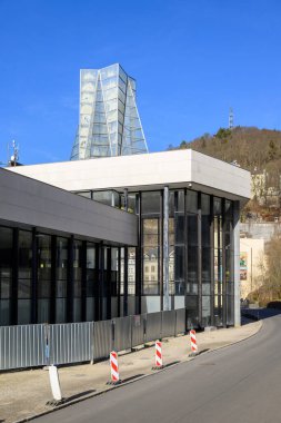 Karlovy Vary, Carlsbad 'da 3 Mart 2024' te Çek Cumhuriyeti 'nin batı Bohemya bölgesinde termal kaplıcaları olan eski tarihi bir kaplıca kasabası.