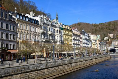 Karlovy Vary, Carlsbad, Çek Cumhuriyeti 'nin Batı Bohemya bölgesinde 3 Mart 2024 tarihinde sıcak termal kaplıcaları olan eski tarihi spa kasabası.