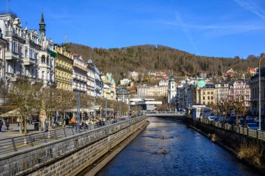 Karlovy Vary, Carlsbad, Çek Cumhuriyeti 'nin Batı Bohemya bölgesinde 3 Mart 2024 tarihinde sıcak termal kaplıcaları olan eski tarihi spa kasabası.