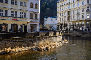 Karlovy Vary, Carlsbad, Çek Cumhuriyeti 'nin Batı Bohemya bölgesinde 3 Mart 2024 tarihinde sıcak termal kaplıcaları olan eski tarihi spa kasabası.