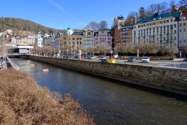 Karlovy Vary, Carlsbad, Çek Cumhuriyeti 'nin Batı Bohemya bölgesinde 3 Mart 2024 tarihinde sıcak termal kaplıcaları olan eski tarihi spa kasabası.
