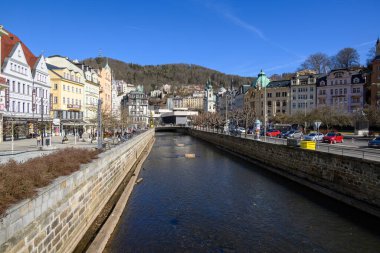 Karlovy Vary, Carlsbad, Çek Cumhuriyeti 'nin Batı Bohemya bölgesinde 3 Mart 2024 tarihinde sıcak termal kaplıcaları olan eski tarihi spa kasabası.