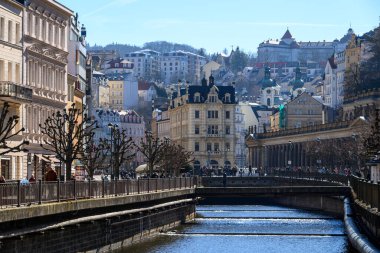 Karlovy Vary, Carlsbad, Çek Cumhuriyeti 'nin Batı Bohemya bölgesinde 3 Mart 2024 tarihinde sıcak termal kaplıcaları olan eski tarihi spa kasabası.