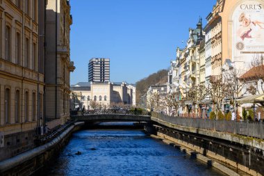 Karlovy Vary, Carlsbad, Çek Cumhuriyeti 'nin Batı Bohemya bölgesinde 3 Mart 2024 tarihinde sıcak termal kaplıcaları olan eski tarihi spa kasabası.
